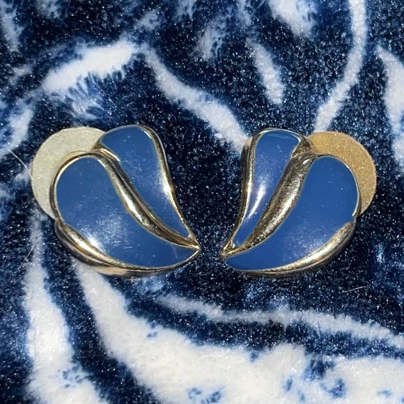 Vintage 1960-70’s Signed Trifari Enamel and Gold Tone Earrings - Picture 3 of 5